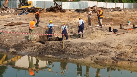 Na budowie przy ul. Fordońskiej 16 w Bydgoszczy archeolodzy odkryli drewnianą studnię z XVI wieku/fot. Kamil Bździan