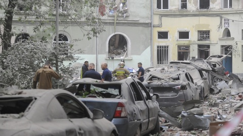 Do akcji ratowniczej władze miejskie zaangażowały wszystkie służby. W wyniku rosyjskiego uderzenia rakietowego wiele osób straciło mieszkania/fot. Mykola Tys/PAP/EPA