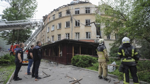 Do akcji ratowniczej władze miejskie zaangażowały wszystkie służby. W wyniku rosyjskiego uderzenia rakietowego wiele osób straciło mieszkania/fot. Mykola Tys/PAP/EPA