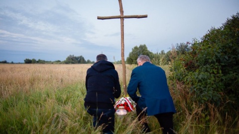 Premier Morawiecki oddał hołd ofiarom Rzezi Wołyńskiej w nieistniejącej wsi Ostrówki, której mieszkańcy wymordowani zostali przez oddziały UPA/fot. Krystian Maj/KPRM