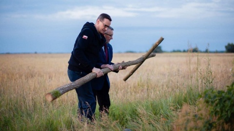 Premier Morawiecki oddał hołd ofiarom Rzezi Wołyńskiej w nieistniejącej wsi Ostrówki, której mieszkańcy wymordowani zostali przez oddziały UPA/fot. Krystian Maj/KPRM