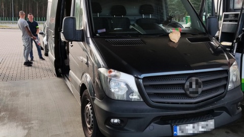 Pięciu mężczyzn zamieszanych w nielegalny handel tytoniem zatrzymali toruńscy policjanci. Jeden z nich przechowywał w domu – bez zezwolenia – broń i amunicję/fot. KMP Toruń