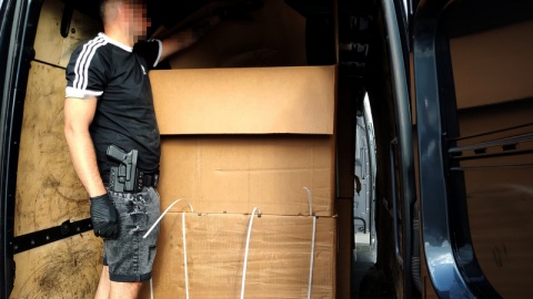 Pięciu mężczyzn zamieszanych w nielegalny handel tytoniem zatrzymali toruńscy policjanci. Jeden z nich przechowywał w domu – bez zezwolenia – broń i amunicję/fot. KMP Toruń