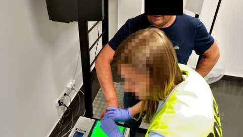 Pięciu mężczyzn zamieszanych w nielegalny handel tytoniem zatrzymali toruńscy policjanci. Jeden z nich przechowywał w domu – bez zezwolenia – broń i amunicję/fot. KMP Toruń