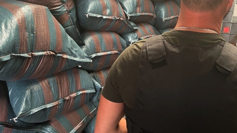 Pięciu mężczyzn zamieszanych w nielegalny handel tytoniem zatrzymali toruńscy policjanci. Jeden z nich przechowywał w domu – bez zezwolenia – broń i amunicję/fot. KMP Toruń