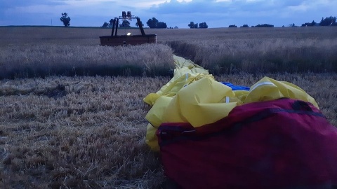 Balon z 15 osobami na pokładzie zawadził o linię energetyczną i przewrócił dwa słupy w Maszycach/fot. Komenda Powiatowa Państwowej Straży Pożarnej w Golubiu-Dobrzyniu/Facebook