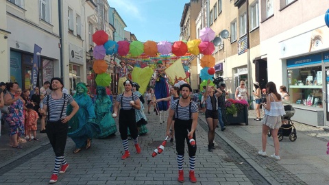 Inowrocławski rynek opanowali uliczni artyści, bohaterowie Art Ino Festiwal/fot. Marcin Glapiak