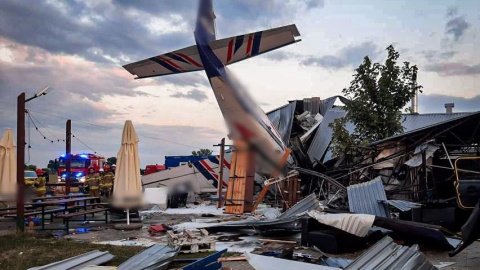 Samolot typu Cessna uderzył w hangar. Nie żyje pięć osób, siedem zostało rannych/fot. Andrzej Bartkowiak_PSP/Twitter