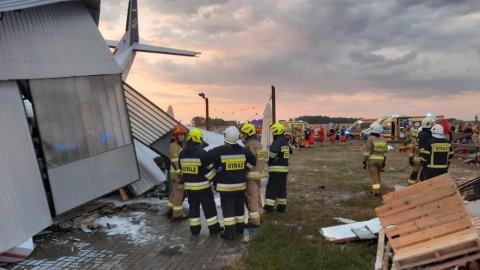 Samolot typu Cessna uderzył w hangar. Nie żyje pięć osób, siedem zostało rannych/fot. Andrzej Bartkowiak_PSP/Twitter