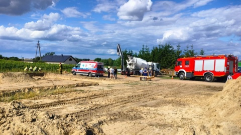 Podczas przygotowania do wylania betonu, operator maszyny dotknął elementem pojazdu (ramieniem taśmy) przewodów elektrycznych i został mocno porażony prądem/fot. Komenda Powiatowa Państwowej Straży Pożarnej w Świeciu/Facebook