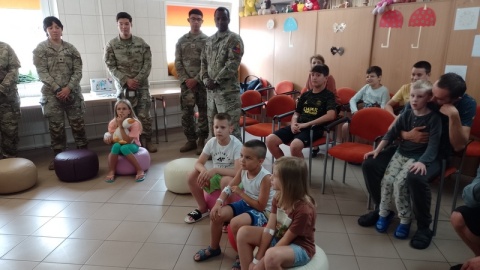 Stacjonujący w Toruniu amerykańscy żołnierze odwiedzili młodych pacjentów Szpitala Dziecięcego w Toruniu/fot. Michał Zaręba