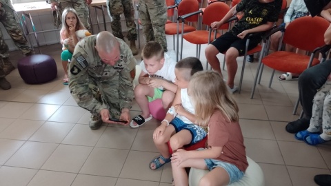 Stacjonujący w Toruniu amerykańscy żołnierze odwiedzili młodych pacjentów Szpitala Dziecięcego w Toruniu/fot. Michał Zaręba