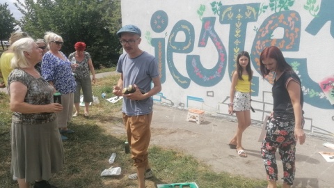 „Jesteśmy" to hasło , które pojawiło się na muralu, którzy na Osiedlu Przy Kaszowniku w Toruniu tworzą seniorzy/fot. Iwona Muszytowska-Rzeszotek