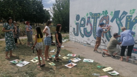 „Jesteśmy" to hasło , które pojawiło się na muralu, którzy na Osiedlu Przy Kaszowniku w Toruniu tworzą seniorzy/fot. Iwona Muszytowska-Rzeszotek