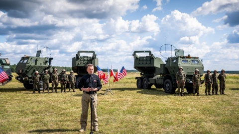 Minister obrony narodowej Mariusz Błaszczak podczas uroczystego podpisania decyzji o utworzeniu Akademii HIMARS i 1. Brygady Rakiet w ośrodku poligonowym Centrum Szkolenia Artylerii i Uzbrojenia w Kijewie/fot. Tytus Żmijewski, PAP