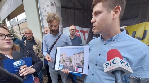Mieszkańcy i społecznicy bydgoskiego Śródmieścia zaznaczają swój sprzeciw wyburzeniu kamienicy i utworzeniu ulicy Nowomiejskiej/fot: Jolanta Fischer