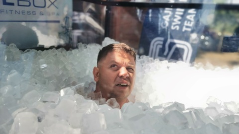 Krzysztof Gajewski był zanurzony po szyję w lodzie 3 godz. i 11 minut/fot. nadesłane
