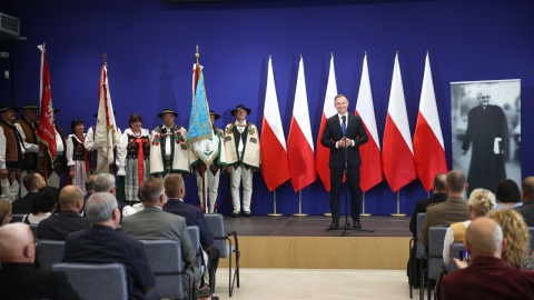 Order z rąk prezydenta Andrzeja Dudu odebrali w Centrum Ekologii Integralnej Ruchu Światło-Życie w Krościenku nad Dunajcem moderator generalny ruchu Światło-Życie ks. Marek Sędek i główna odpowiedzialna Instytutu Niepokalanej Matki Kościoła Urszula Pohl/fot. Łukasz Gągulski/PAP