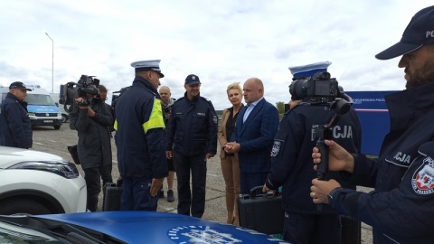 Policjanci z regionu z nowoczesnym sprzętem. Do komend w Toruniu, Inowrocławiu, Lipnie, Golubiu-Dobrzyniu, Chełmnie i Aleksandrowie Kujawskim trafiło 10 laserowych mierników prędkości/fot. Monika Kaczyńska