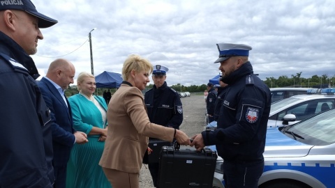 Policjanci z regionu z nowoczesnym sprzętem. Do komend w Toruniu, Inowrocławiu, Lipnie, Golubiu-Dobrzyniu, Chełmnie i Aleksandrowie Kujawskim trafiło 10 laserowych mierników prędkości/fot. Monika Kaczyńska