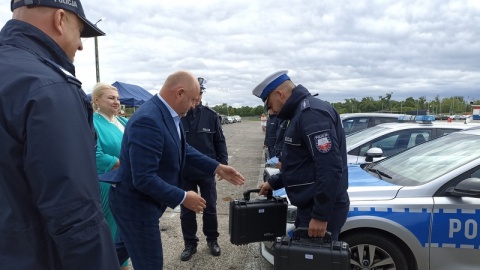 Policjanci z regionu z nowoczesnym sprzętem. Do komend w Toruniu, Inowrocławiu, Lipnie, Golubiu-Dobrzyniu, Chełmnie i Aleksandrowie Kujawskim trafiło 10 laserowych mierników prędkości/fot. Monika Kaczyńska