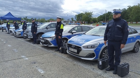 Policjanci z regionu z nowoczesnym sprzętem. Do komend w Toruniu, Inowrocławiu, Lipnie, Golubiu-Dobrzyniu, Chełmnie i Aleksandrowie Kujawskim trafiło 10 laserowych mierników prędkości/fot. Monika Kaczyńska