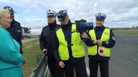 Policjanci z regionu z nowoczesnym sprzętem. Do komend w Toruniu, Inowrocławiu, Lipnie, Golubiu-Dobrzyniu, Chełmnie i Aleksandrowie Kujawskim trafiło 10 laserowych mierników prędkości/fot. Monika Kaczyńska