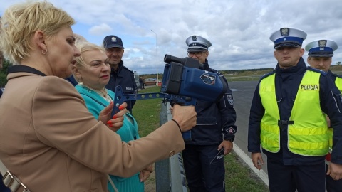 Policjanci z regionu z nowoczesnym sprzętem. Do komend w Toruniu, Inowrocławiu, Lipnie, Golubiu-Dobrzyniu, Chełmnie i Aleksandrowie Kujawskim trafiło 10 laserowych mierników prędkości/fot. Monika Kaczyńska