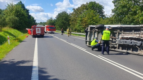 Policjanci sprawdzają przyczyny wypadku w Zdrojewie. W zderzeniu trzech aut zginęła jedna osoba/fot. KPP w Świeciu