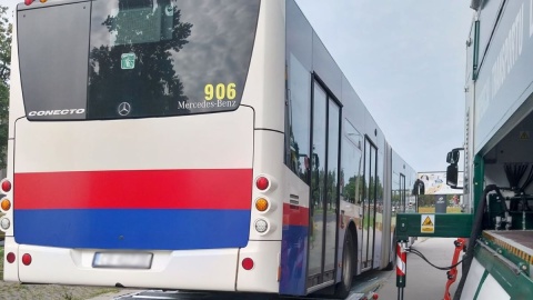 Inspektorzy Transportu Drogowego kontrolują autobusy w pobliżu pętli na bydgoskim Błoniu/fot. Elżbieta Rupniewska