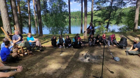 Harcerze z Wielkiej Brytanii spędzają czas w naszym regionie nad wodą i w lesie/fot: Jolanta Fischer