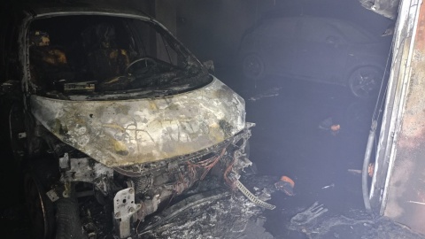 W garażu w Bydgoszczy spaliły się dwa samochody/fot. Bydgoszcz 998/Facebook