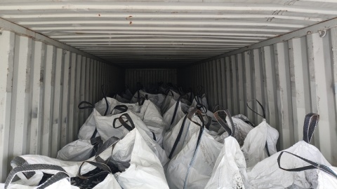 Funkcjonariusze kujawsko-pomorskiej KAS przechwycili transport ponad 22 ton nielegalnych odpadów/fot. www.kujawsko-pomorskie.kas.gov.pl