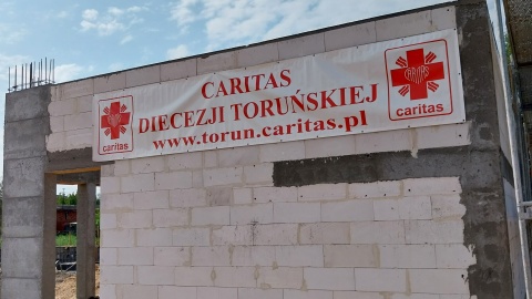 W Grudziądzu wmurowano akt erekcyjny pod budowę magazynu dla banku żywności Caritas Diecezji Toruńskiej/fot. Elżbieta Rupniewska