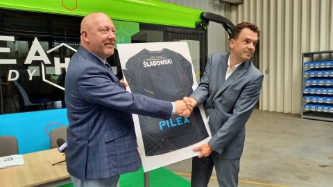 Zawisza Bydgoszcz ma nowego sponsora strategicznego - to spółka ARP E-Vehicles. W czwartek (17 sierpnia) oficjalnie podpisano umowę i ogłoszono decyzję w sprawie partnerstwa „Niebiesko-Czarnych” z polskim producentem autobusów zeroemisyjnych, właścicielem marki PILEA/fot. Tatiana Adonis