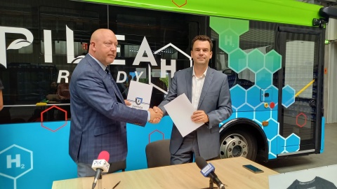 Zawisza Bydgoszcz ma nowego sponsora strategicznego - to spółka ARP E-Vehicles. W czwartek (17 sierpnia) oficjalnie podpisano umowę i ogłoszono decyzję w sprawie partnerstwa „Niebiesko-Czarnych” z polskim producentem autobusów zeroemisyjnych, właścicielem marki PILEA/fot. Tatiana Adonis