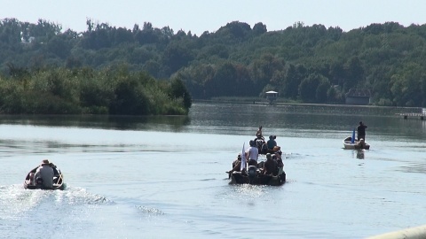 Flisacy przekraczają stopień wodny Wisła-Brda na śluzie Czersko Polskie (jw)