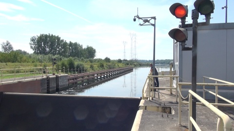 Flisacy przekraczają stopień wodny Wisła-Brda na śluzie Czersko Polskie (jw)