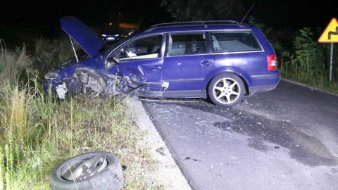 21-latek kierujący volkswagenem zjechał na przeciwległy pas drogi i doprowadził do zderzenia z prawidłowo jadącym autem marki BMW/fot. KPP Radziejów
