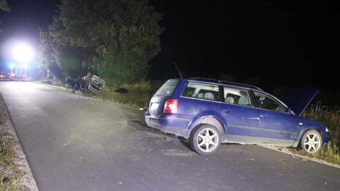 21-latek kierujący volkswagenem zjechał na przeciwległy pas drogi i doprowadził do zderzenia z prawidłowo jadącym autem marki BMW/fot. KPP Radziejów