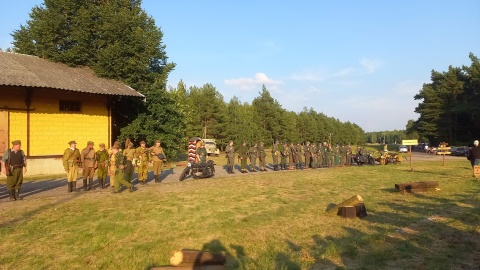 Potyczka między rekonstruktorami odtwarzającymi żołnierzy AK i LWP a Wehrmachtem odbyła się w 19 sierpnia w Wierzchucinie/fot. nadesłane/Bartosz Puchowski - koordynator imprezy ze Stowarzyszenia „Światło"