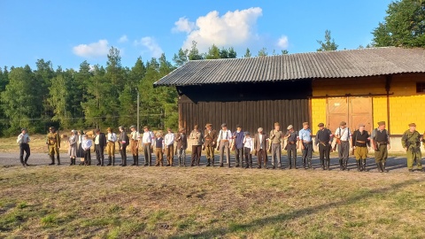 Potyczka między rekonstruktorami odtwarzającymi żołnierzy AK i LWP a Wehrmachtem odbyła się w 19 sierpnia w Wierzchucinie/fot. nadesłane/Bartosz Puchowski - koordynator imprezy ze Stowarzyszenia „Światło"