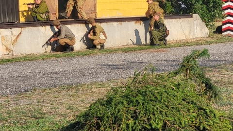 Potyczka między rekonstruktorami odtwarzającymi żołnierzy AK i LWP a Wehrmachtem odbyła się w 19 sierpnia w Wierzchucinie/fot. nadesłane/Bartosz Puchowski - koordynator imprezy ze Stowarzyszenia „Światło"