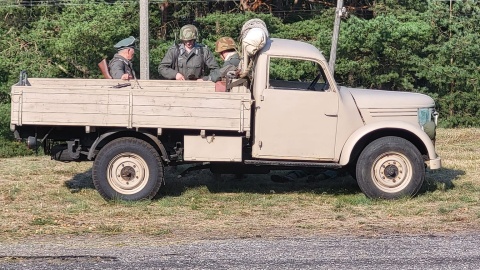 Potyczka między rekonstruktorami odtwarzającymi żołnierzy AK i LWP a Wehrmachtem odbyła się w 19 sierpnia w Wierzchucinie/fot. nadesłane/Bartosz Puchowski - koordynator imprezy ze Stowarzyszenia „Światło"