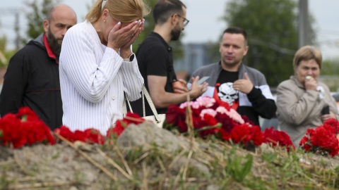 Zwolennicy Prigożyna i Grupy Wagnera składają kwiaty przed dawną siedzibą Grupy Wagnera w Petersburgu/fot. Anton Matrosov