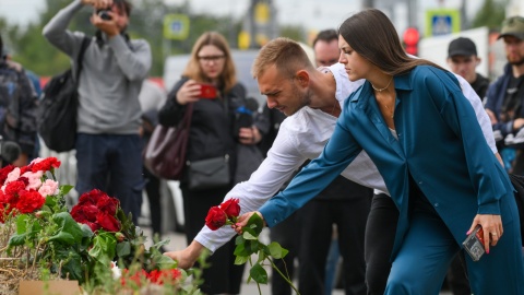 Zwolennicy Prigożyna i Grupy Wagnera składają kwiaty przed dawną siedzibą Grupy Wagnera w Petersburgu/fot. Anton Matrosov