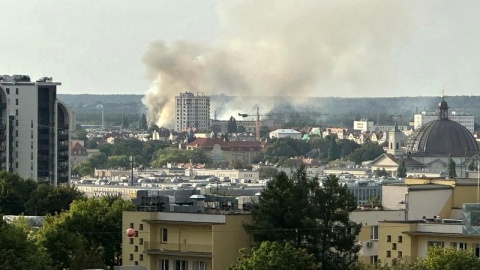 Zapaliło się na poddaszu okazałego budynku, który od wielu lat jest pustostanem. Ogień szybko przeniósł się na konstrukcję całego dachu/fot. Bydgoszcz 998