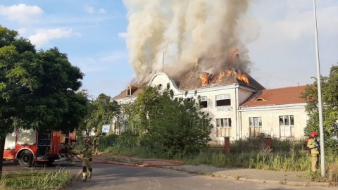 Zapaliło się na poddaszu okazałego budynku, który od wielu lat jest pustostanem. Ogień szybko przeniósł się na konstrukcję całego dachu/fot. Bydgoszcz 998