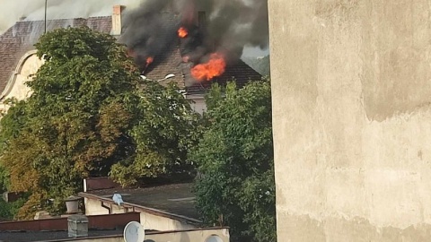 Zapaliło się na poddaszu okazałego budynku, który od wielu lat jest pustostanem. Ogień szybko przeniósł się na konstrukcję całego dachu/fot. Bydgoszcz 998