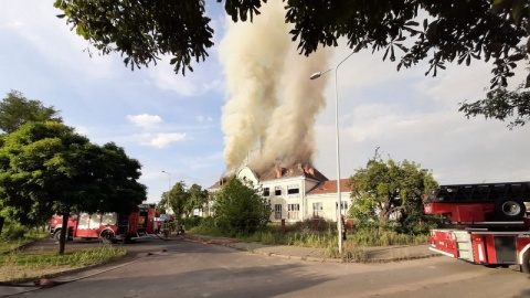 Zapaliło się na poddaszu okazałego budynku, który od wielu lat jest pustostanem. Ogień szybko przeniósł się na konstrukcję całego dachu/fot. Bydgoszcz 998